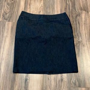 💐Reselling. Jean skirt size 8.